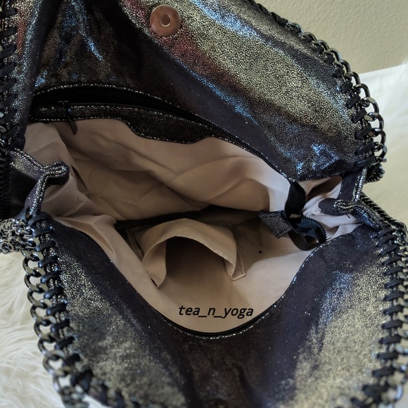 Mettalic-Look Trendy Handbag - Picture 4 of 7